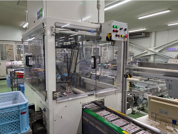 隣は、キューブが7個入ったピロー3つを1箱に梱包する「固形21個入箱」のライン