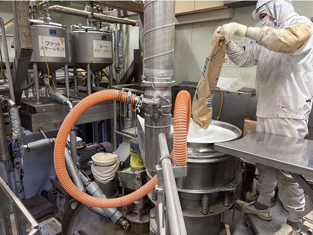 濃縮されたコンソメエキスにグラニュー糖を投入していく