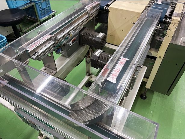 キューブが7個入ったピローがラインを流れていく