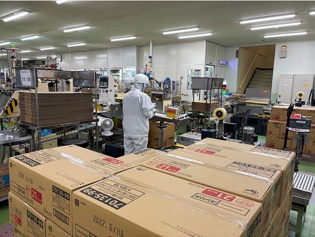 1箱1箱を丁寧に手作業で段ボール箱に収めていくスタッフ