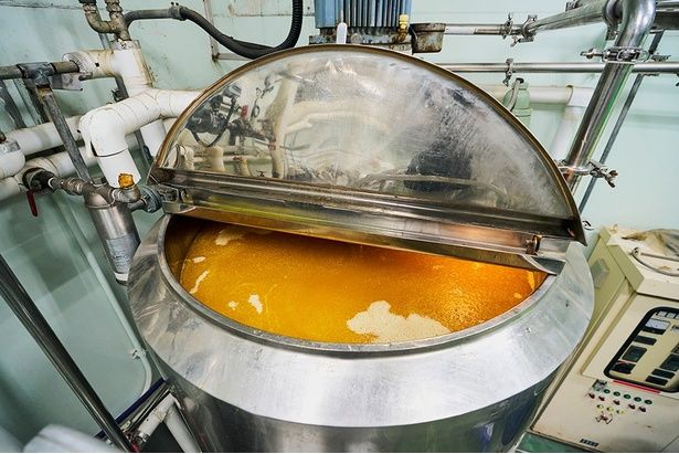 煮込んだエキスを濃縮させるところまでが十勝工場での工程になる