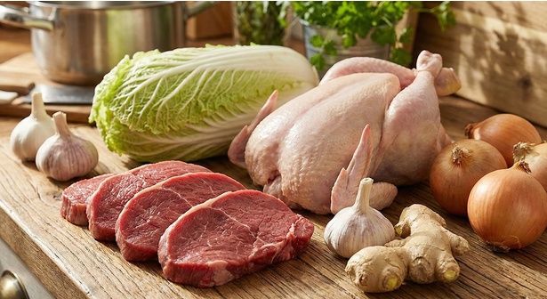 牛肉はニュージーランド産のファーストグレードを、鶏肉は500日以上ブロイラーで飼育した成鶏丸鶏を使用。ニンニク、ショウガ、玉ねぎに、さらに白菜を加えることで味の素のオリジナルコンソメが生まれる