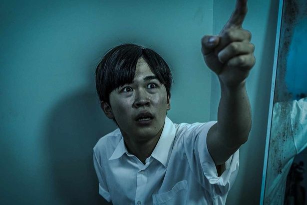 なにかを指差す大石俊介(鈴木福) [c]2026 K2P