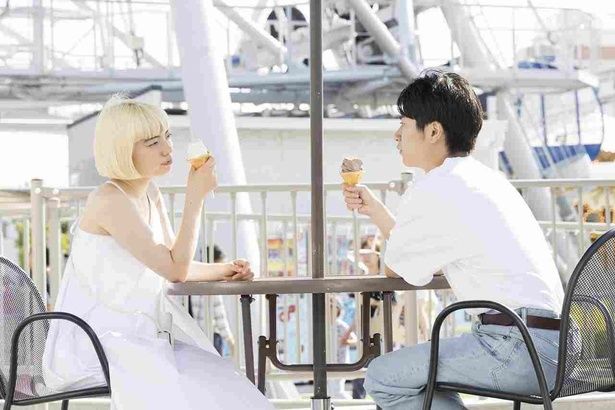 【写真を見る】増村宏(前田旺志郎)と望月瑠美(アオイヤマダ)の遊園地デートシーン [c]2026 K2P