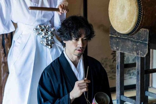 物々しい雰囲気の江野光聲(斎藤工) [c]2026 K2P