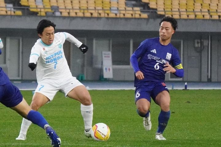 画像: ボールを奪いにいく宮下（写真右 縄手猟）