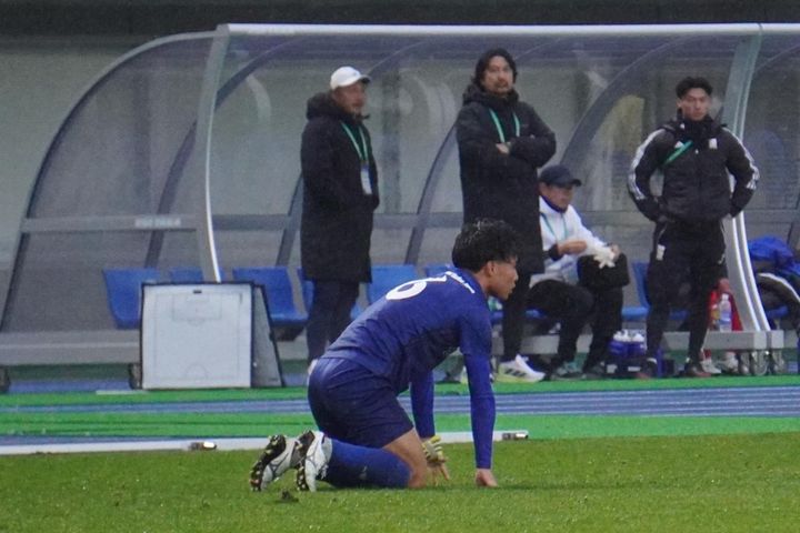 画像: 試合終了のホイッスルとともにピッチにひざをつく宮下（写真 縄手猟）