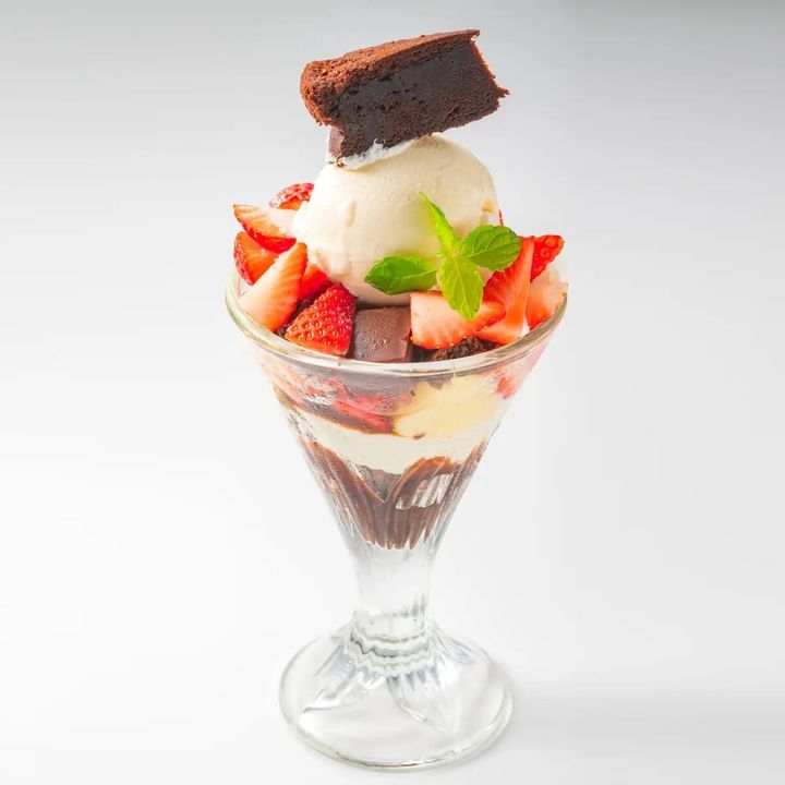 平飼い卵のガトーショコラ ストロベリーパフェ