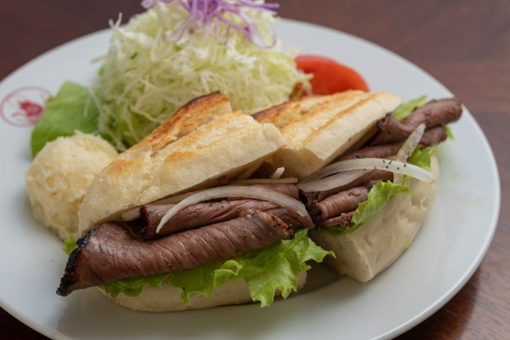 ふっくらとした歯切れのよいパンに、明治2年創業の牛肉専門店「モリタ屋」のローストビーフを挟んだ贅沢なサンド