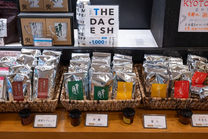 レジ前の物販スペースには、豆やオリジナルのコーヒーカップなどがずらりと並びます。ご自宅用にも、手土産にもぴったりです