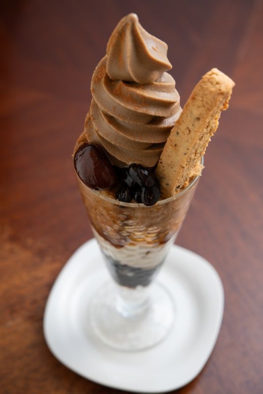 創業当初から愛される、自慢のカプチーノパフェ1350円は、香ばしい黒豆きな粉のビスコッティがアクセントになっています