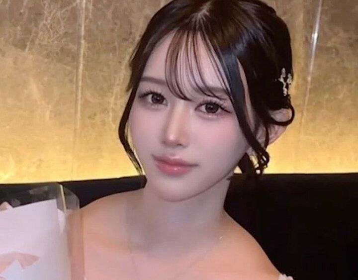 【写真・画像】「大学では陰キャ」の大学生キャバ嬢、誕生日に「日本一の高さのシャンパンタワー」 1枚目