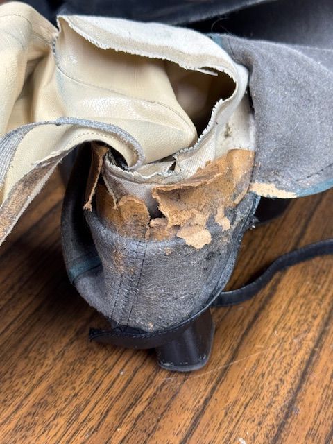 修復前のジミー チュウのブーツ。