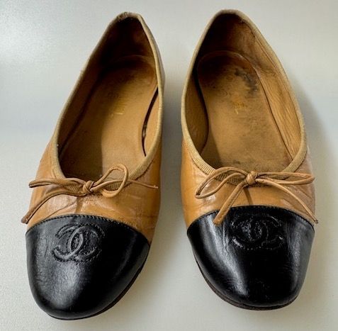 クリーニングと染め直しを経た、修復後のシューズ。