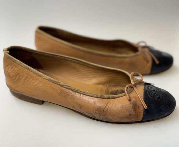 修復前のシャネルのフラットシューズ。