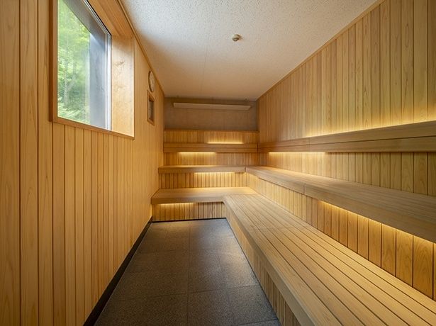 【写真】森をのぞむトンボの湯のサウナ