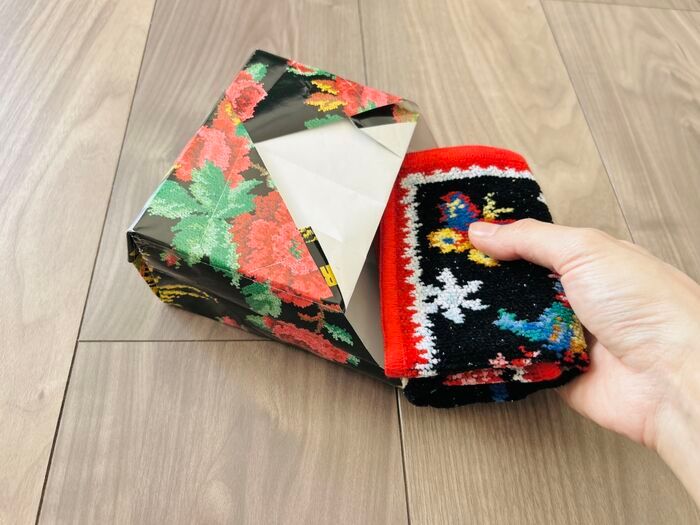 不器用さんでもOK！『簡単ギフト袋』の作り方。包装紙1枚でこんなに可愛くなるなんて♡