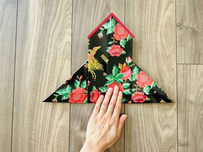 不器用さんでもOK！『簡単ギフト袋』の作り方。包装紙1枚でこんなに可愛くなるなんて♡