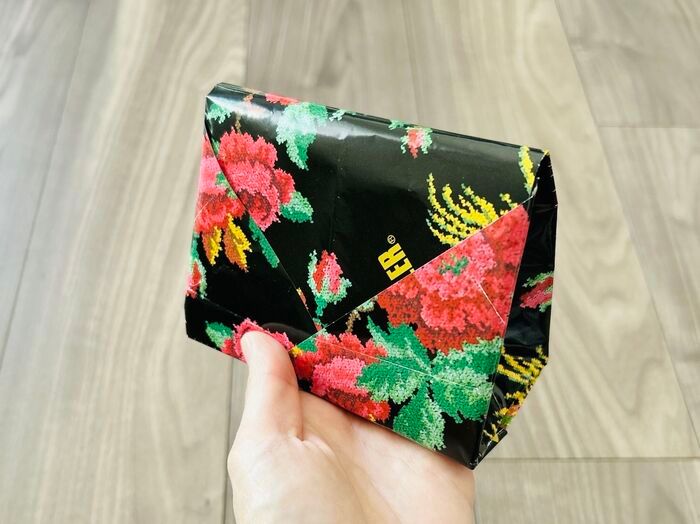 不器用さんでもOK！『簡単ギフト袋』の作り方。包装紙1枚でこんなに可愛くなるなんて♡