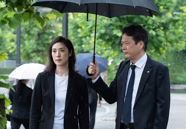 真壁の無茶に振り回されながらも彼女を支える梶山(田中哲司) [c]2025劇場版「緊急取調室 THE FINAL」製作委員会