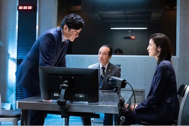 劇場版ではある疑惑を持った総理大臣(石丸幹二)と対決！ [c]2025劇場版「緊急取調室 THE FINAL」製作委員会