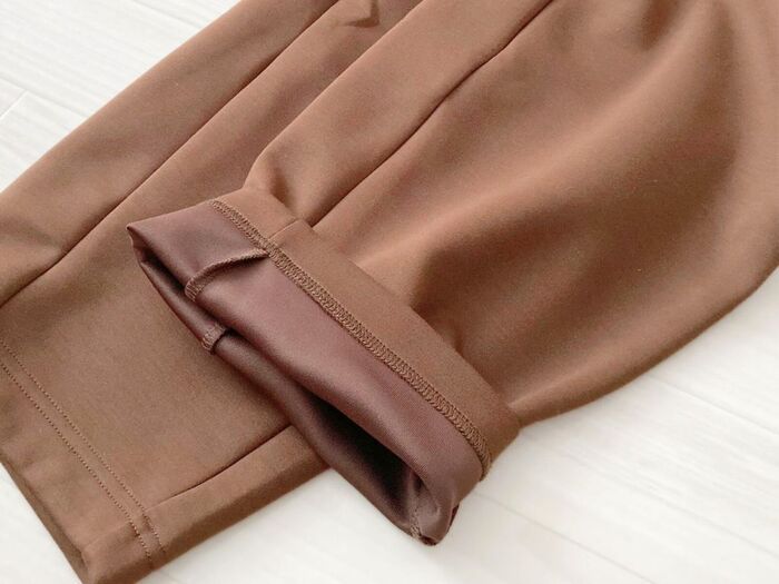 【ユニクロ】細見え＆脚長効果アリ！大人気「カーブパンツ」がついに値下げ！40代女子にもおすすめです♡