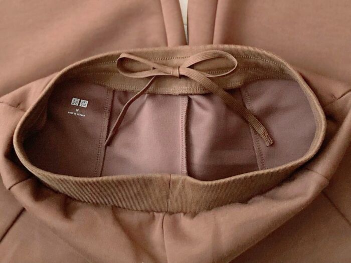 【ユニクロ】細見え＆脚長効果アリ！大人気「カーブパンツ」がついに値下げ！40代女子にもおすすめです♡