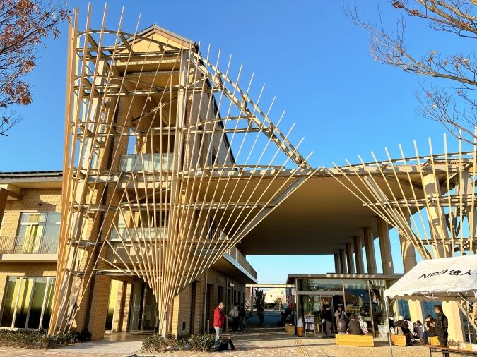 Book cafe 3rd Labo 併設の図書館外観