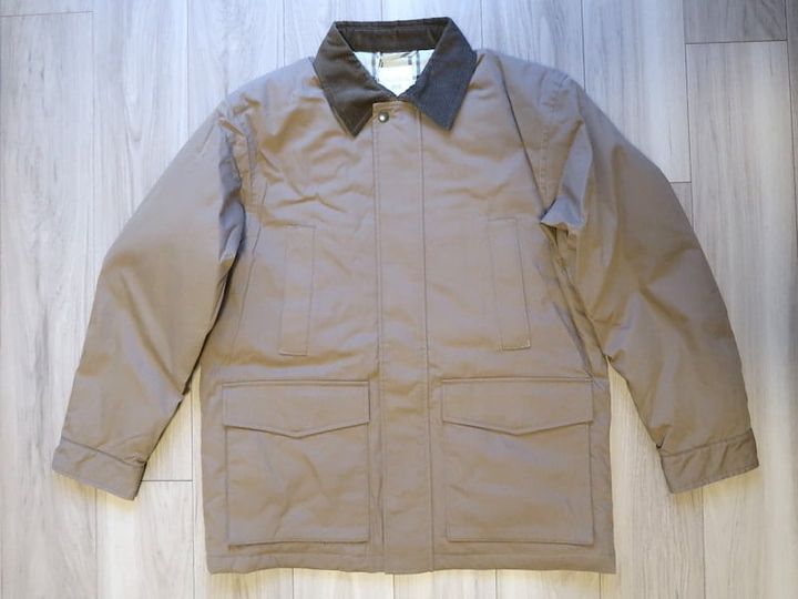 コーデュロイの襟や内側のチェック柄もおしゃれです