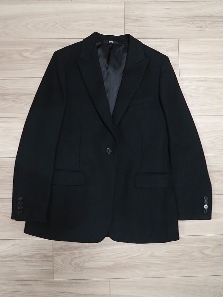 美シルエットな黒のジャケットはセミフォーマルにも使えて重宝します