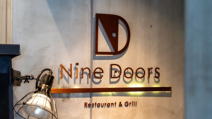 Restaurant &Grill Nine Doors サイン