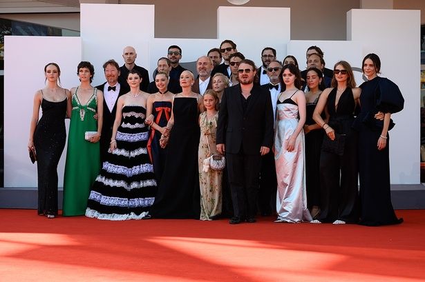 ヴェネチア国際映画祭レッドカーペットでの集合写真 Credits Aleksander Kalka La Biennale di Venezia - Foto ASAC