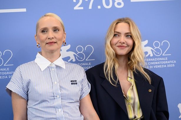 監督を務めたモナ・ファストヴォルド(左)と主演のアマンダ・セイフライド(右) Credits Aleksander Kalka, La Biennale di Venezia - Foto ASAC
