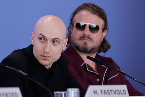 【写真を見る】本作の音楽を手掛けたダニエル・ブルームバーグ(左)と共同脚本を担当したブラディ・コーベット(右) Credits Jacopo Salvi, La Biennale di Venezia - Foto ASAC
