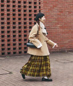 冬コーデの鮮度をアップする、イエローを基調としたチェック柄スカートを愛用中【FUDGE dig.｜お洒落な人は「チェック柄スカート」をどう着こなす？ 01 FUDGE FRIEND Maruru】
