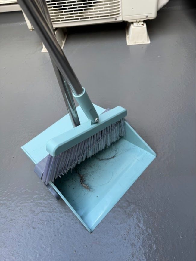 ダイソーで550円で買える!!高機能ほうきセット