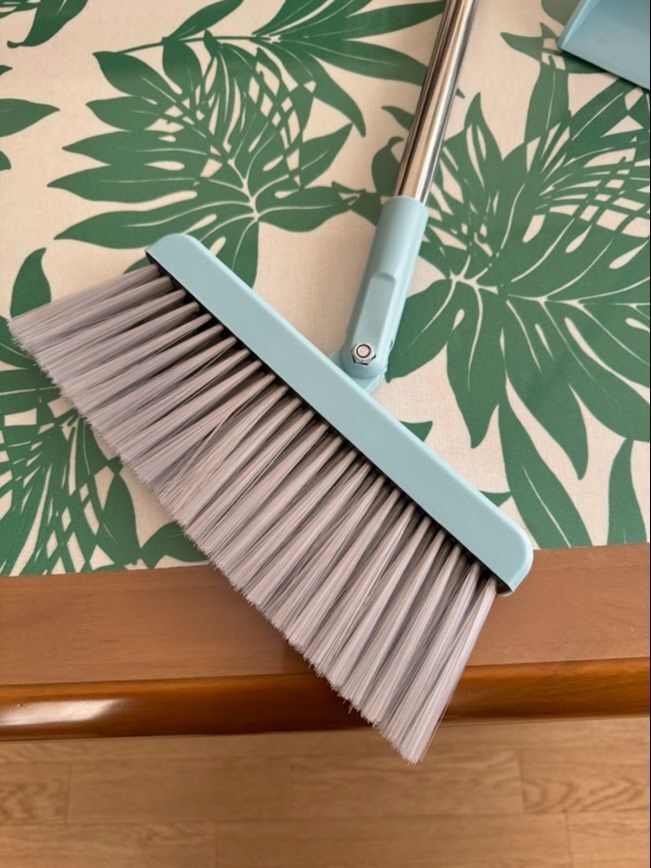 ダイソーで550円で買える!!高機能ほうきセット