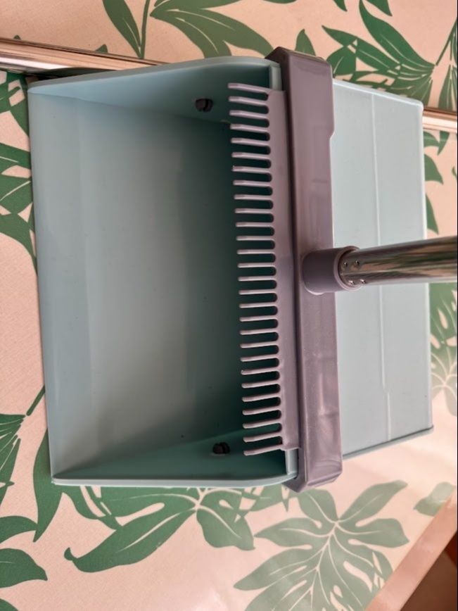 ダイソーで550円で買える!!高機能ほうきセット