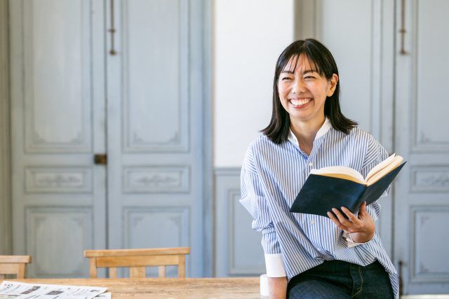 手帳を手に持つ女性