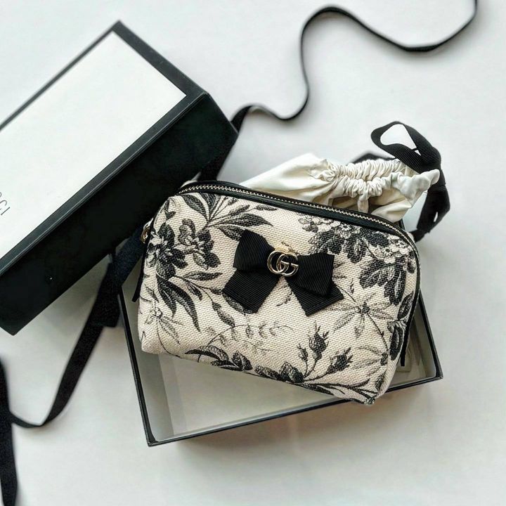 箱に入ったグッチの花柄のポーチ