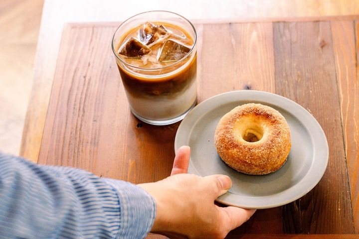 「シュガードーナツ」320円と「カフェラテ」650円