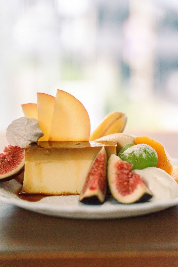 「プリンアラモード」1400円 （季節によってフルーツが変更）