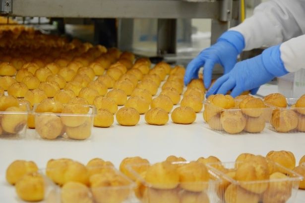 プチシュー検品・箱入れの様子