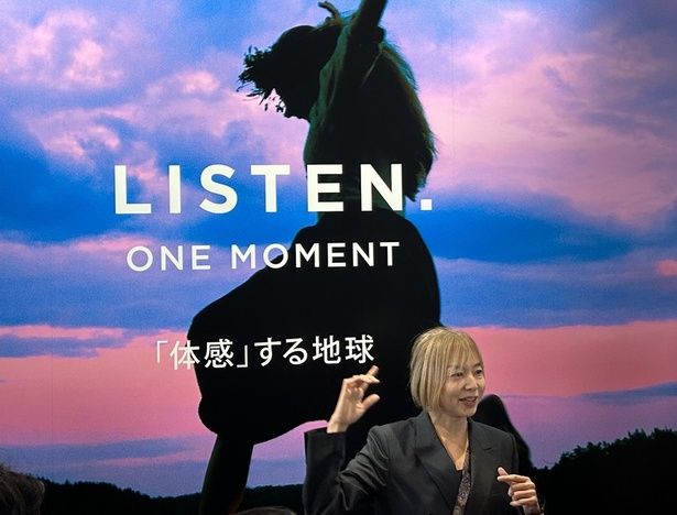 囲み取材に応じる俳優の山口智子さん