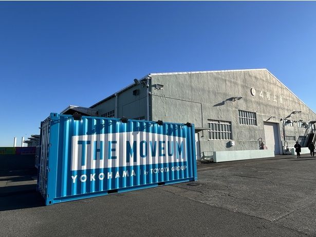 THE MOVEUM YOKOHAMAが開催される山下ふ頭4号上屋は、広角の三角屋根が印象的な歴史ある物流拠点の跡地だ