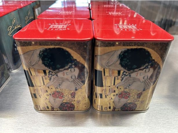 オーストリア・ウィーンに本店のあるティーブランド「デンメアティーハウス」のウィーンデザイン缶(クリムト：アールグレイ、3510円)