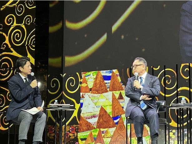 あまり知られていない横浜とトヨタグループの長い関わりについて話す「トヨタイムズ」キャスターの富川悠太さんと豊田章男会長