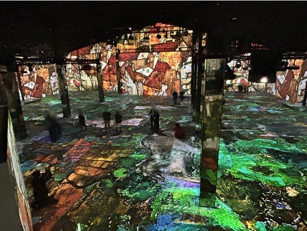 名画の世界をさらに拡張して再解釈の余地を与える足元のライトアップも印象的