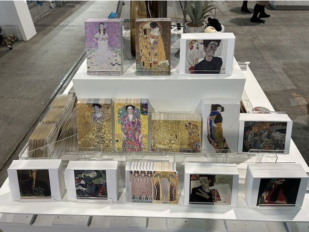 クリムトおよびシーレの名作が描かれたポストカード(全13種、各220円)