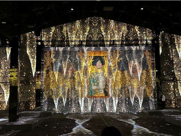 黄金に魅せられたクリムトの華やかな装飾美の世界が広大な倉庫全体を包み込む